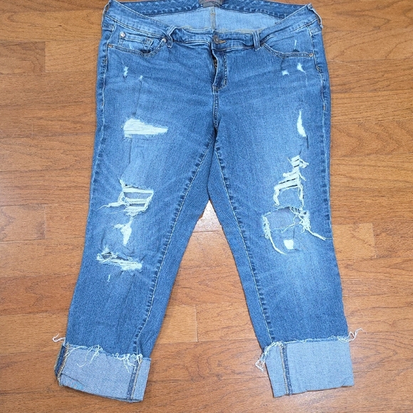 Torrid Blue‎ Ankle Cropped Jeans with Distressed Details - Picture 1 of 3
